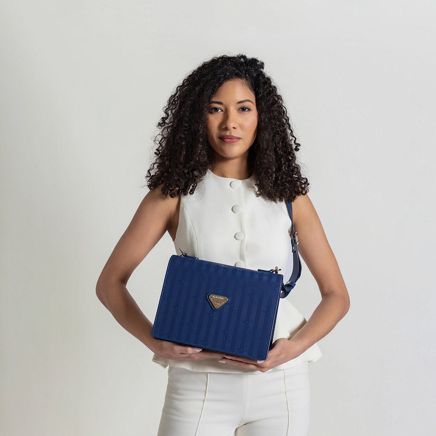 WIL | Umhängetasche deep blau/silber - on body