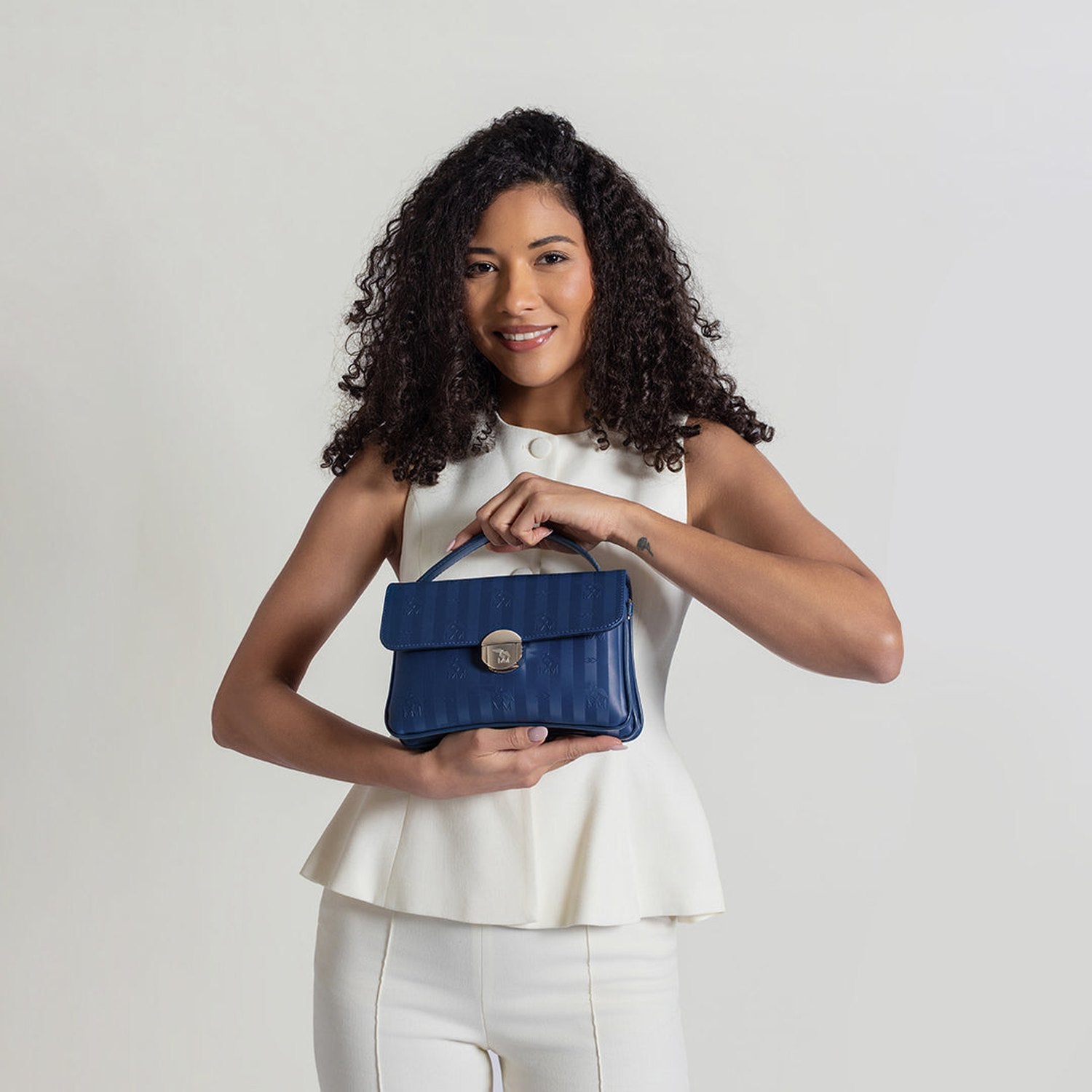 SIGNAU | Umhängetasche deep blau/silber - on body