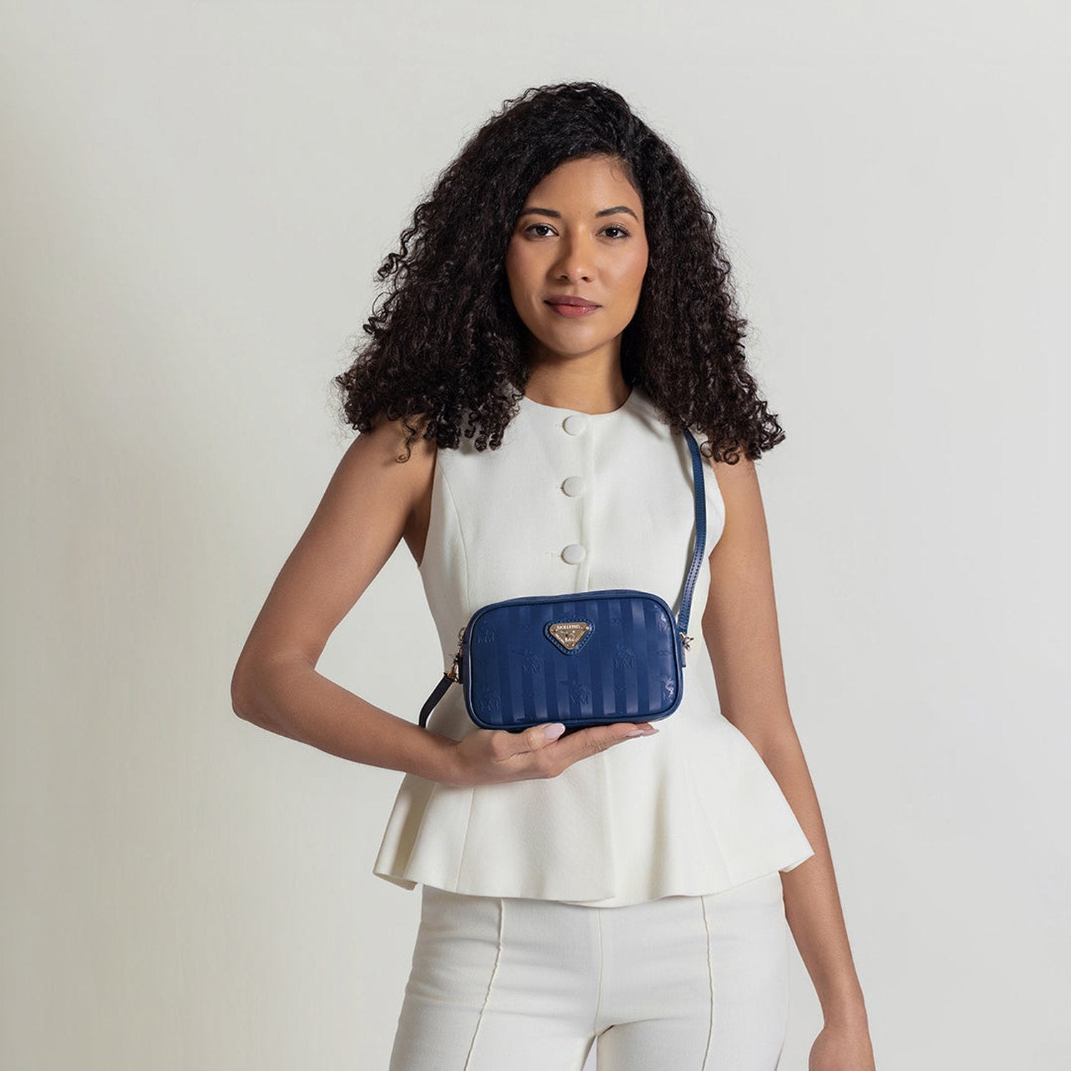 RIVAZ | Umhängetasche deep blau/silber - on body