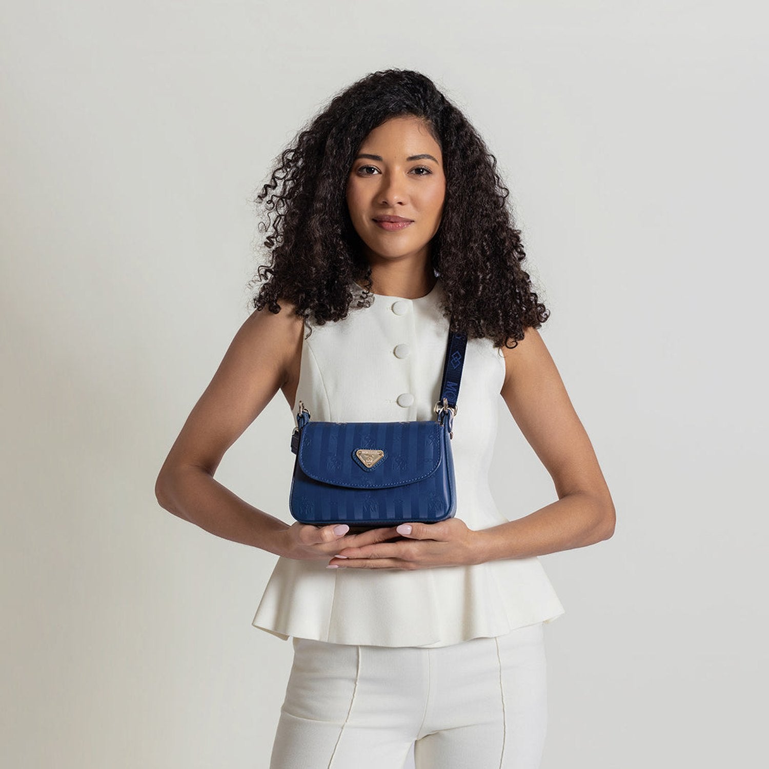 PIZY| Umhängetasche deep blau/silber - on body