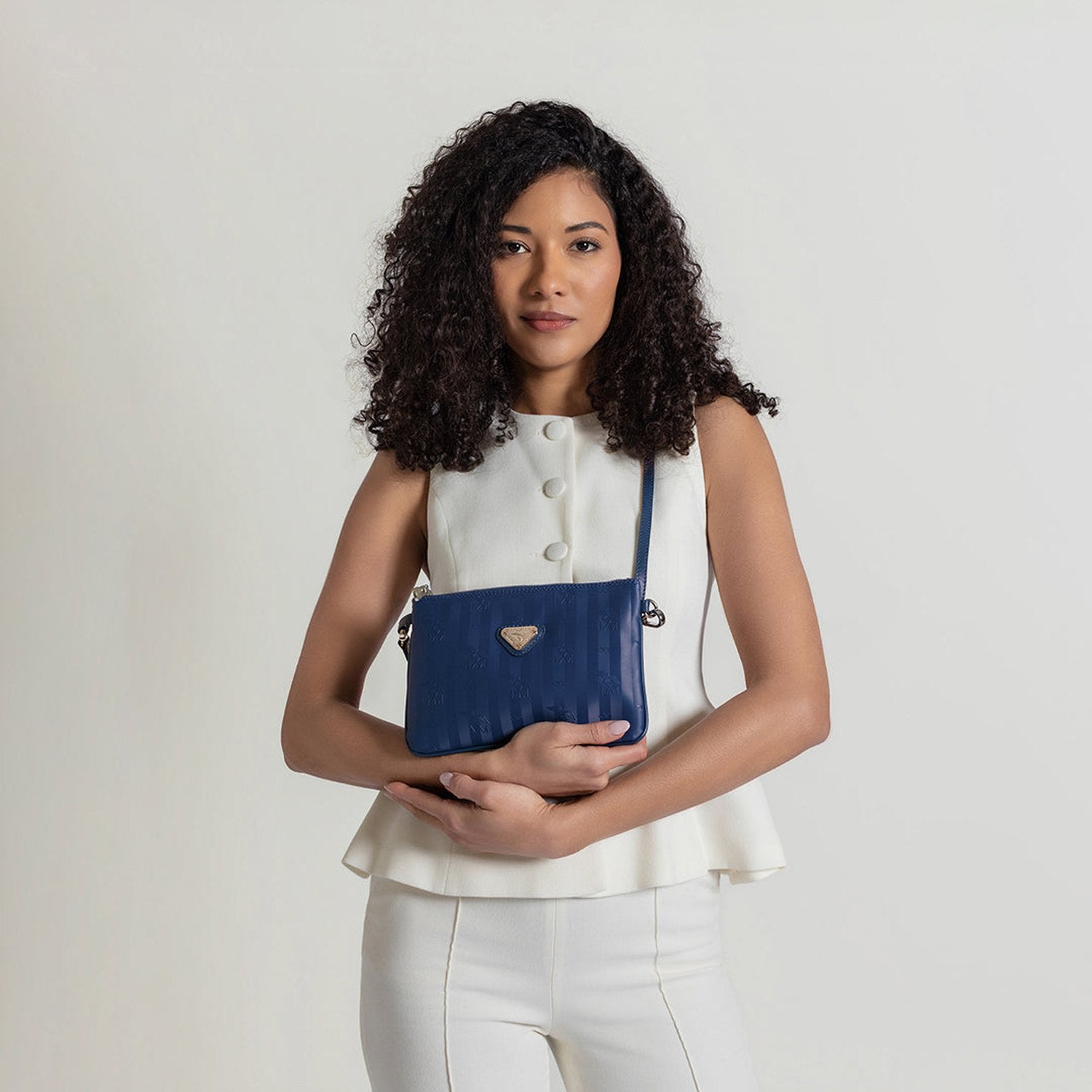 TAMINS | Umhängetasche deep blau/silber . on body
