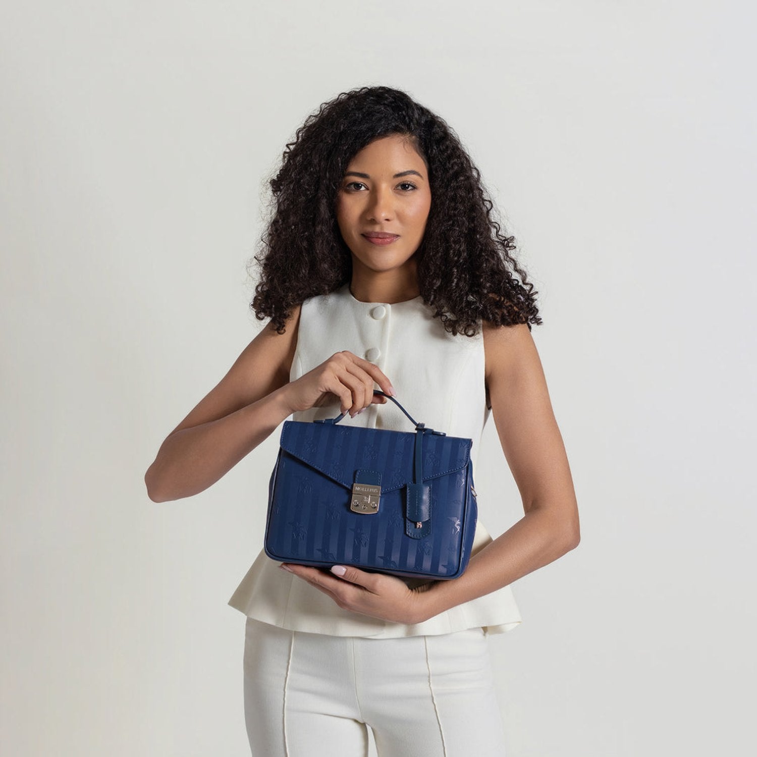 MARLY | Umhängetasche deep blau/silber - on body