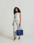 BERN | Shopper deep blau/silber - on body