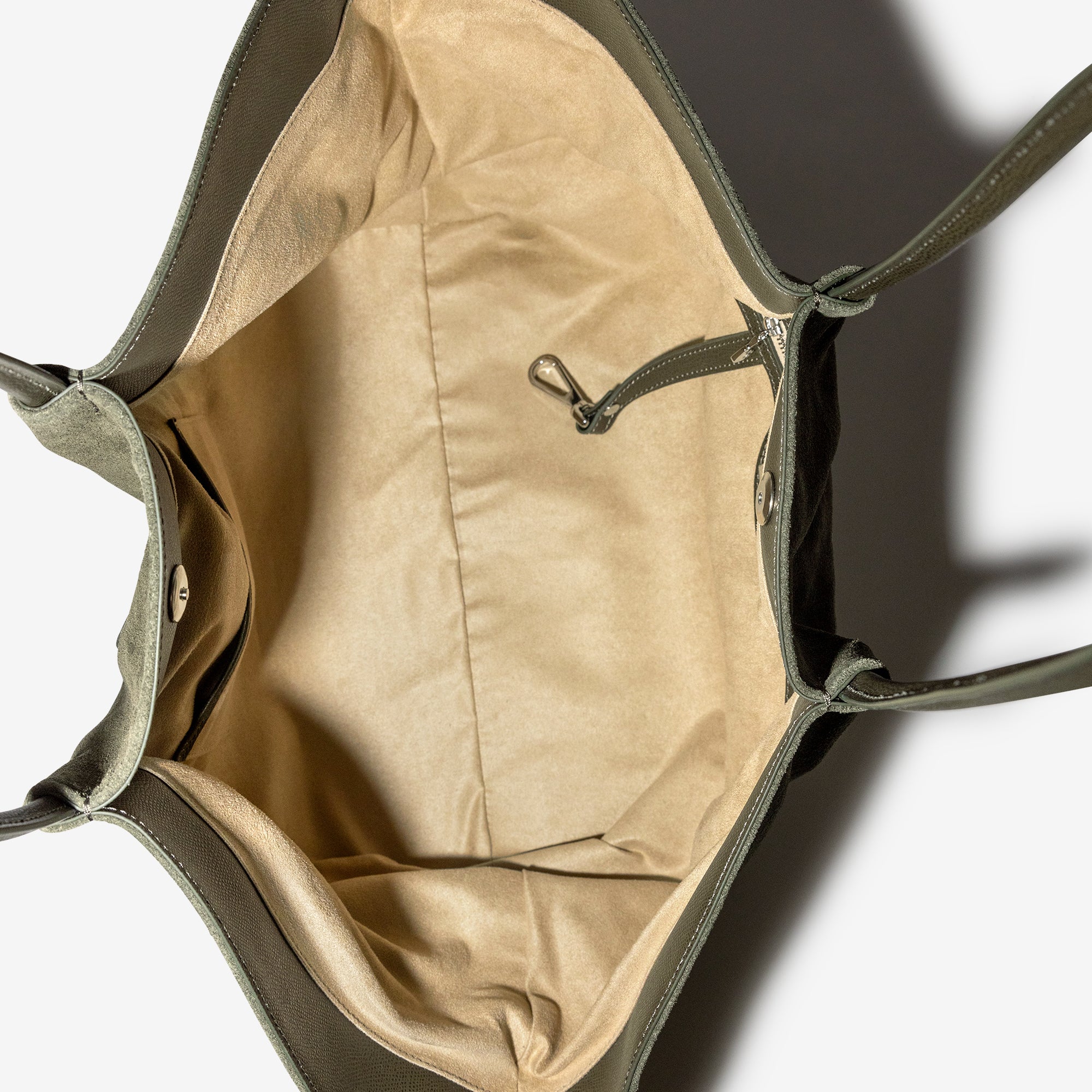 ANDERMATT | Schultertasche Wildleder moosgrün/gold - innen
