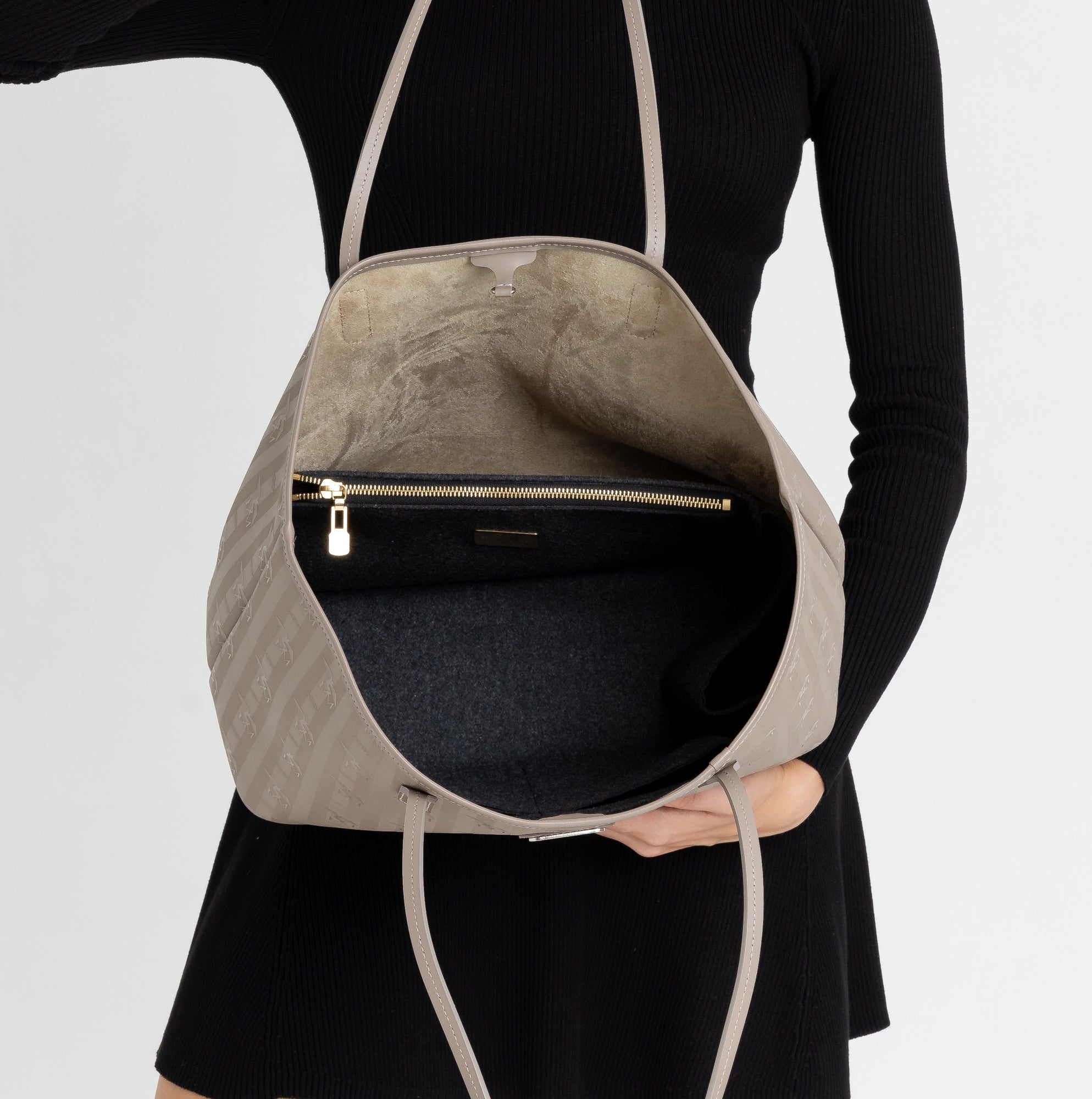 KLOPPINGEN | Necessaire classic schwarz/gold - on body 1