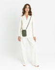 WILDHORN | Handyportemonnaie olive grün/gold - on body 1