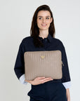 ROETI | Laptoptasche taupe grau/gold - ON BODY