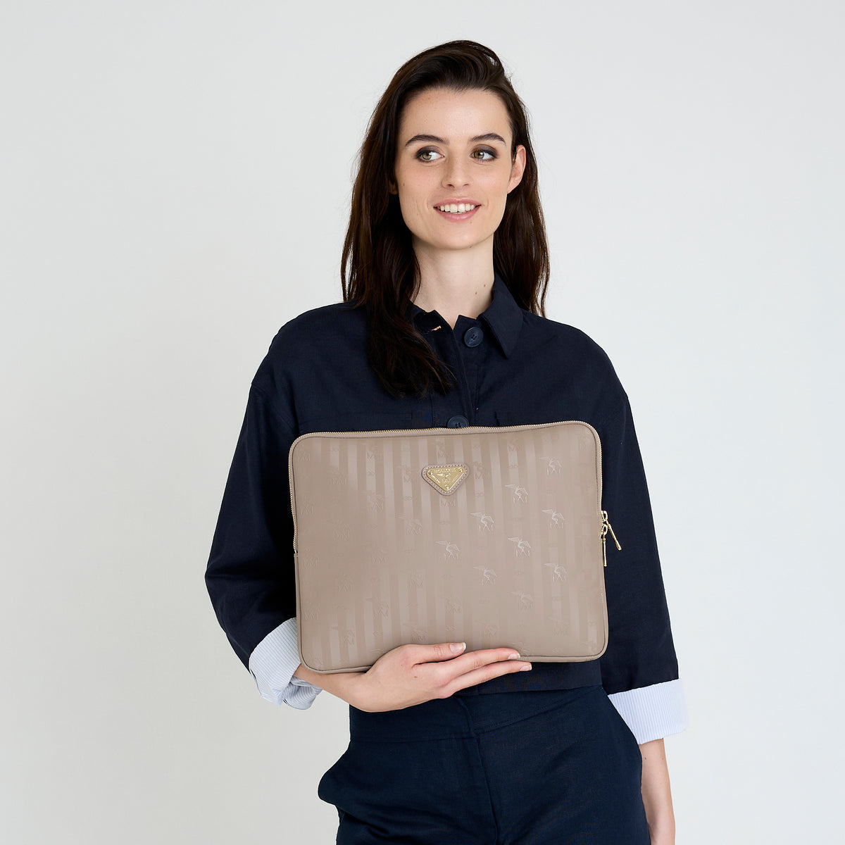 ROETI | Laptoptasche taupe grau/gold - ON BODY