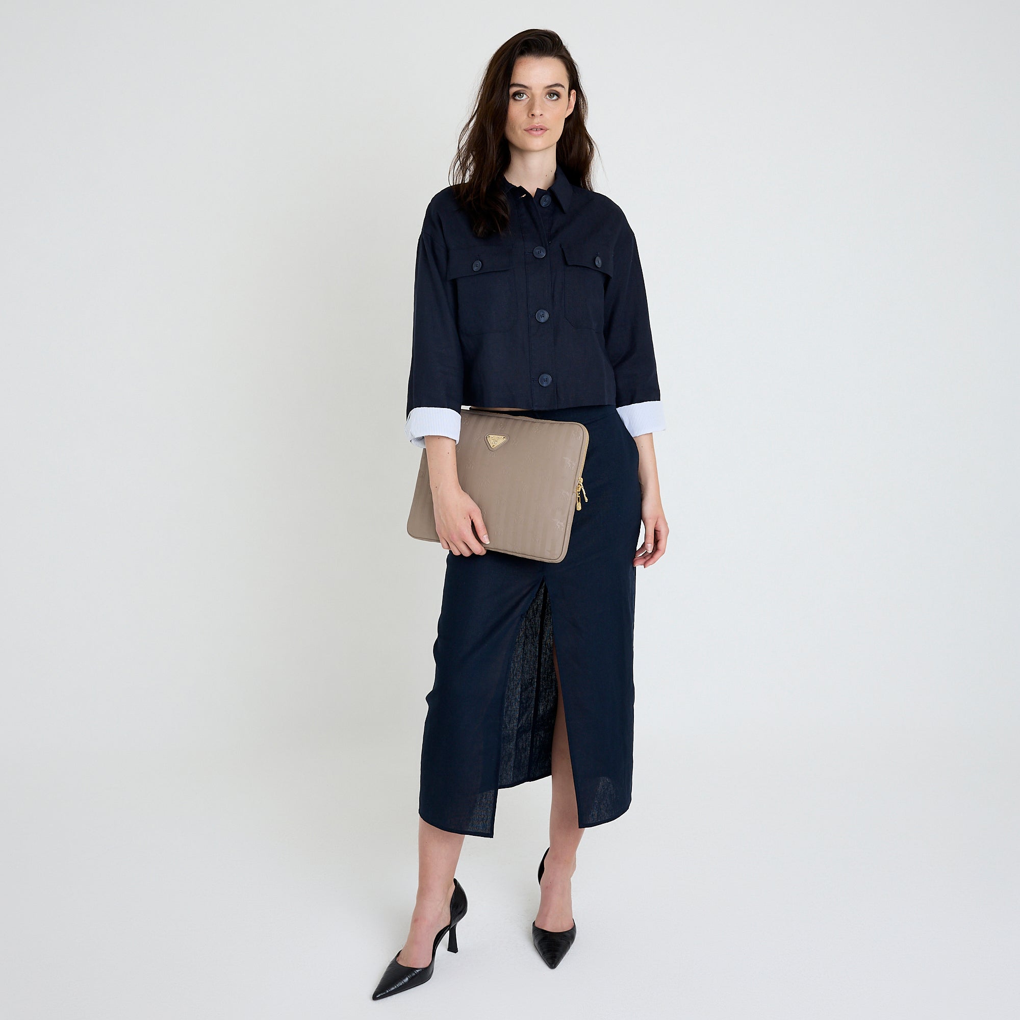 ROETI | Laptoptasche taupe grau/gold - FULL BODY