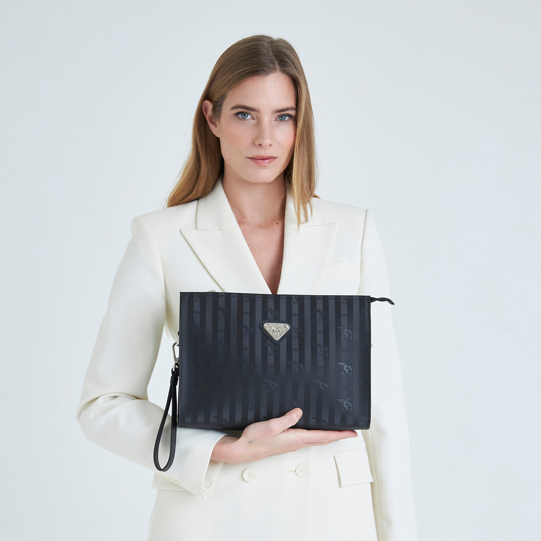 ETOY  | Necessaire classic schwarz/silber - ON BODY