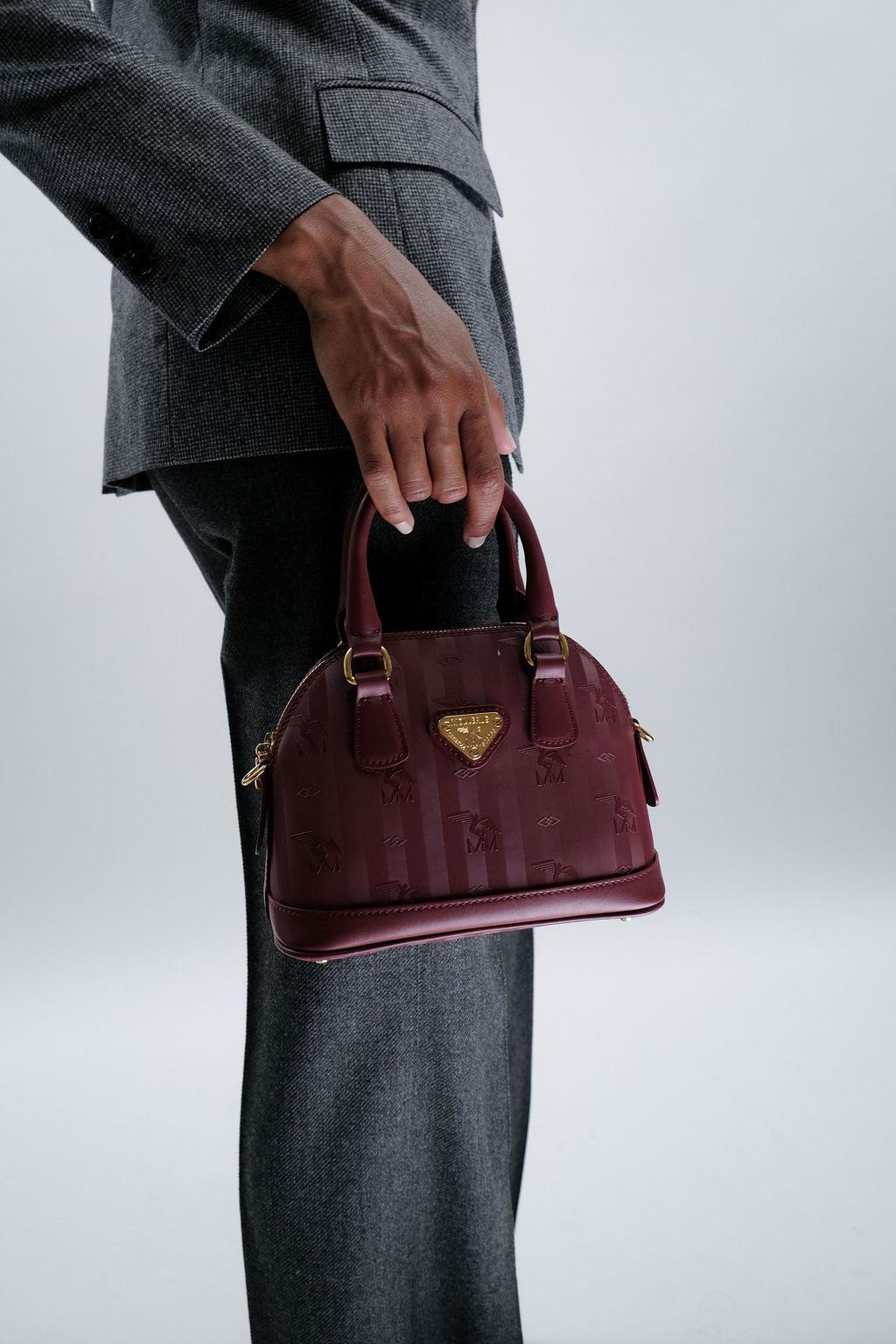 OETWIL | Handtasche antique rot/gold - ON BODY