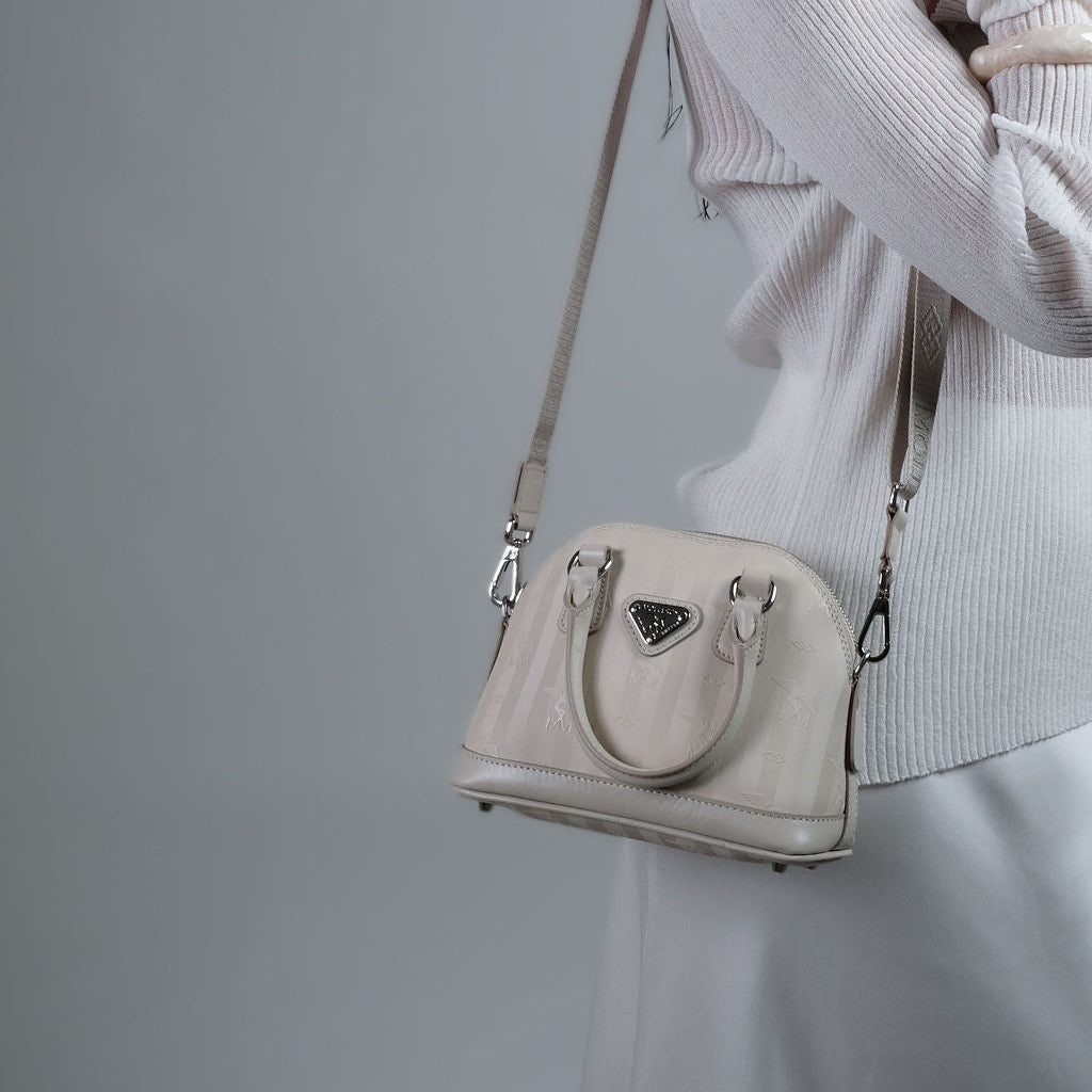 OETWIL | Handtasche pearl weiss/silber - on body