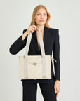 BERLIN | Schultertasche pearl weiss/silber  - close up