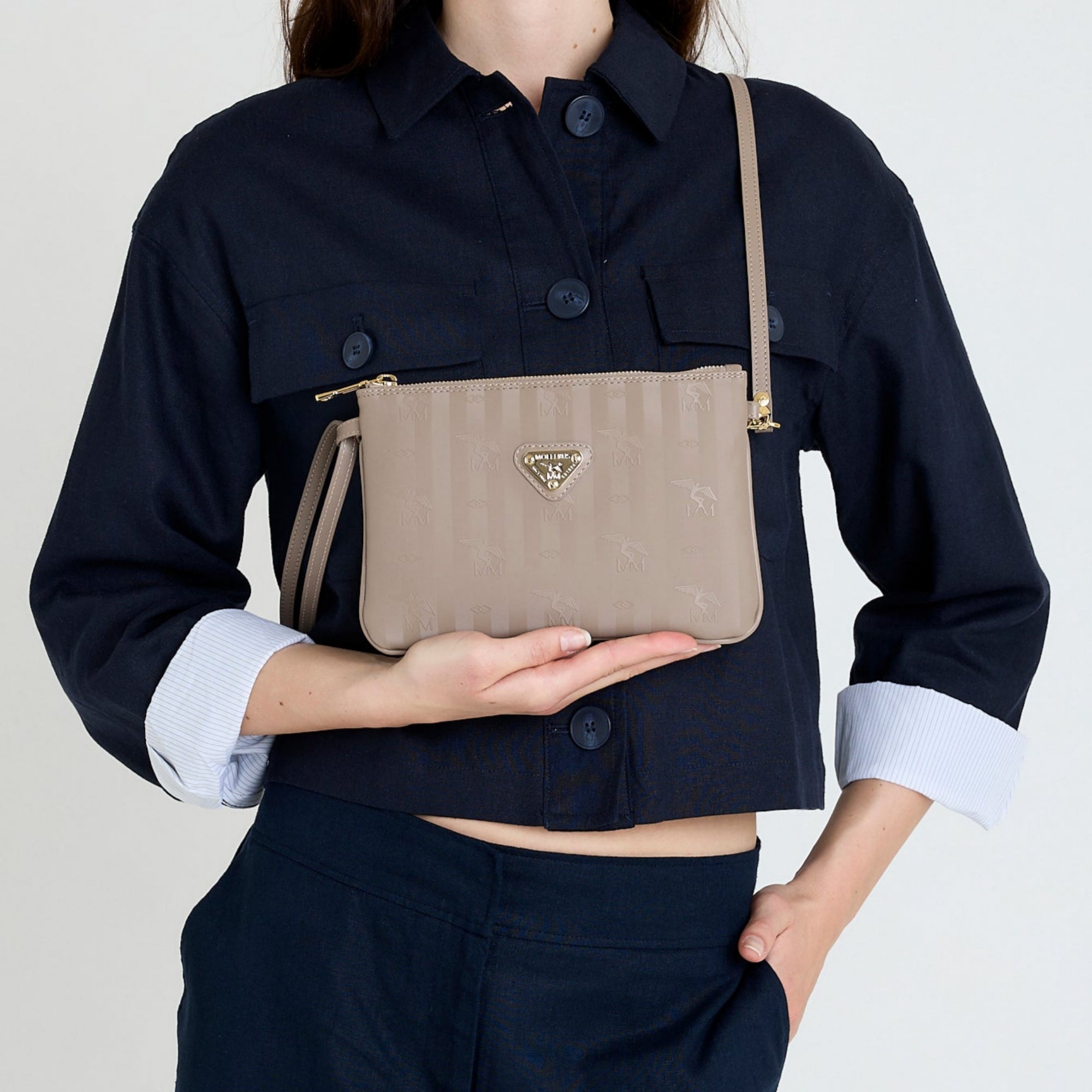 TAMINS | Umhängetasche taupe grau/gold - ON BODY