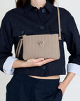 TAMINS | Umhängetasche taupe grau/gold - ON BODY