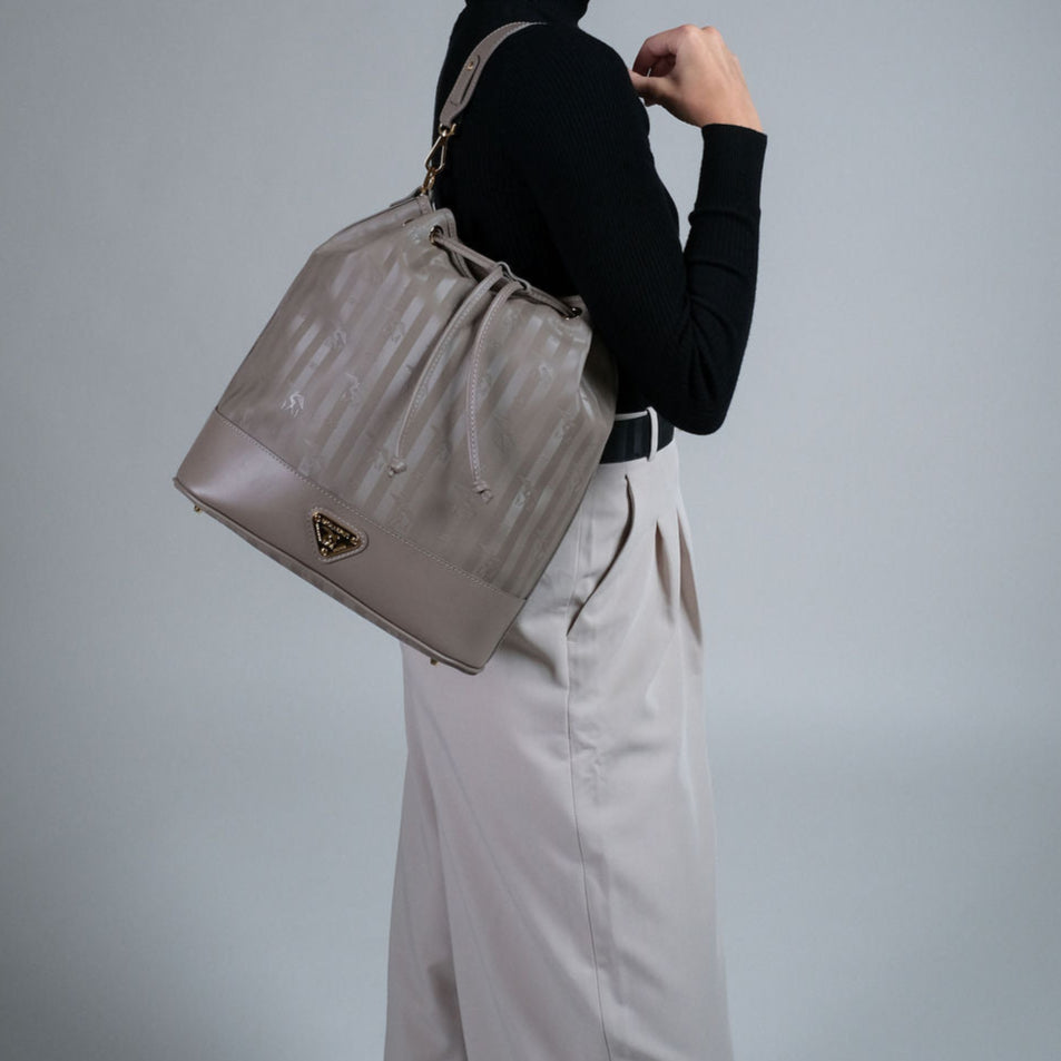 NIESEN | Beuteltasche taupe grau/gold - frontal