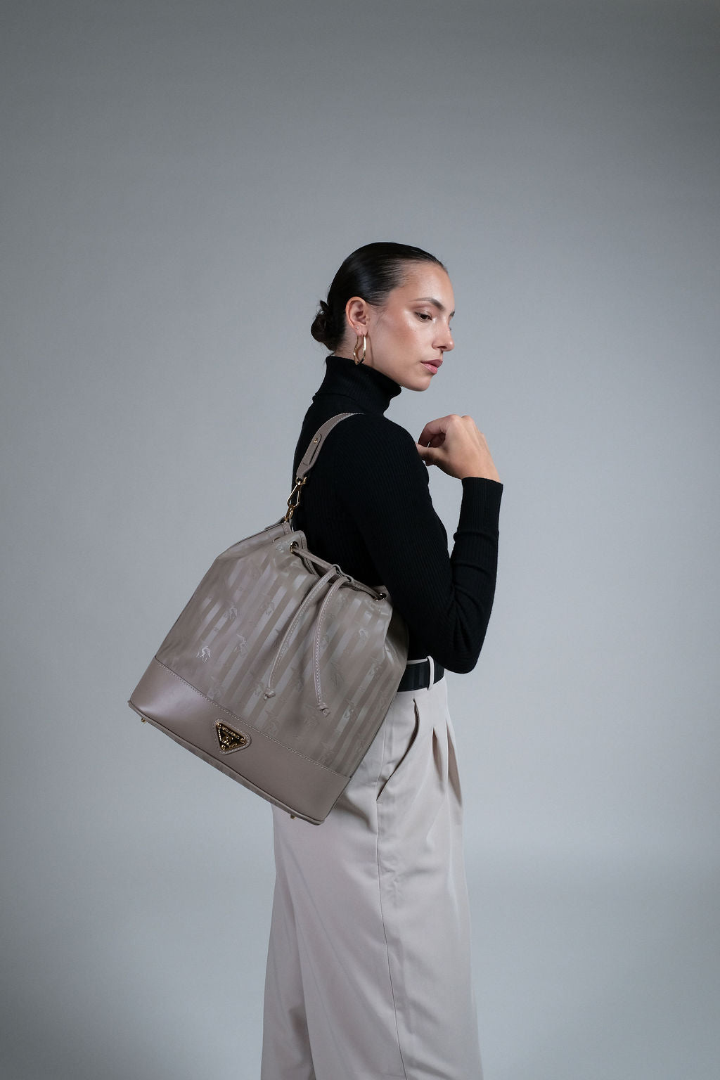 NIESEN | Beuteltasche taupe grau/gold - frontal