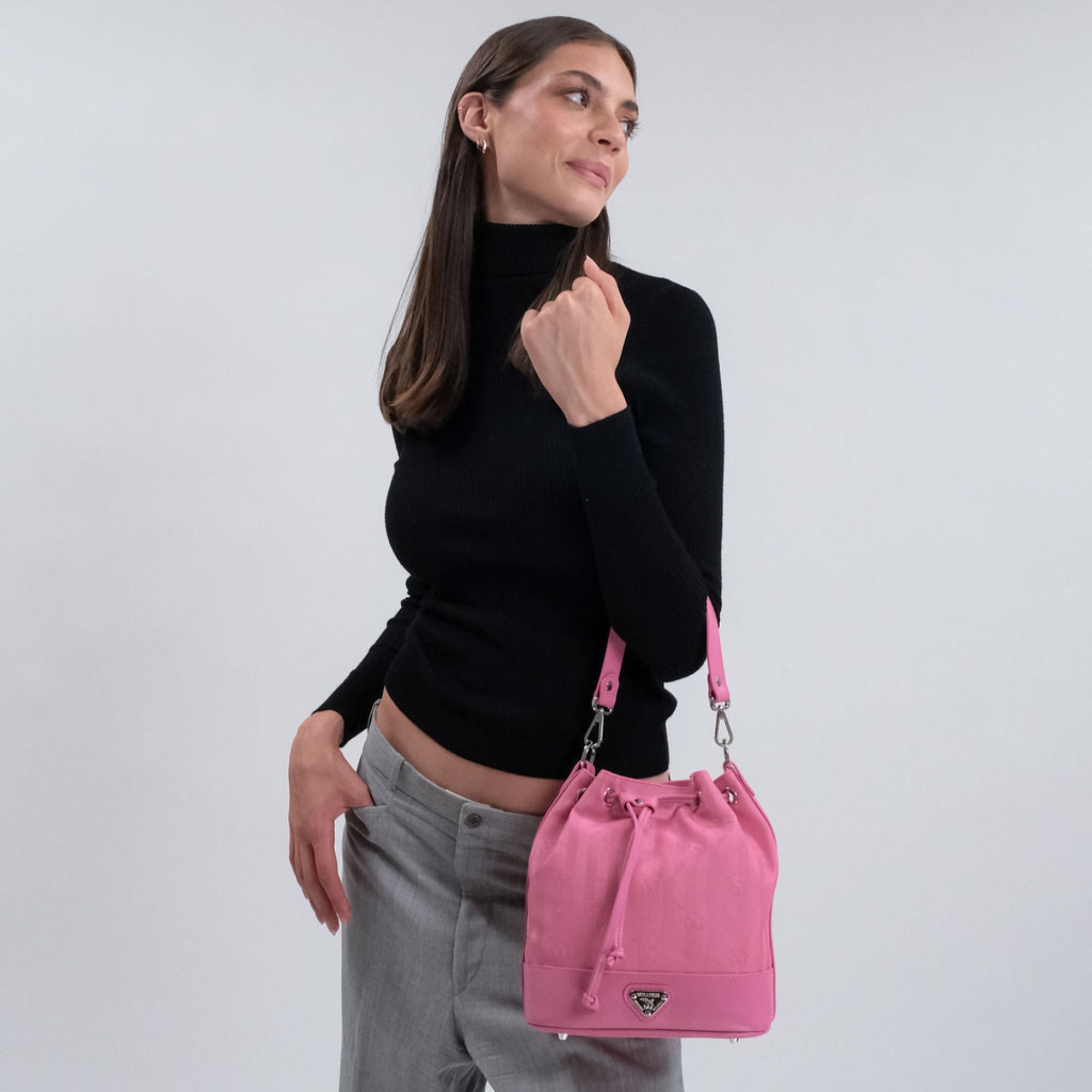SION | Beuteltasche Mollerus bubble pink/silber - ON BODY