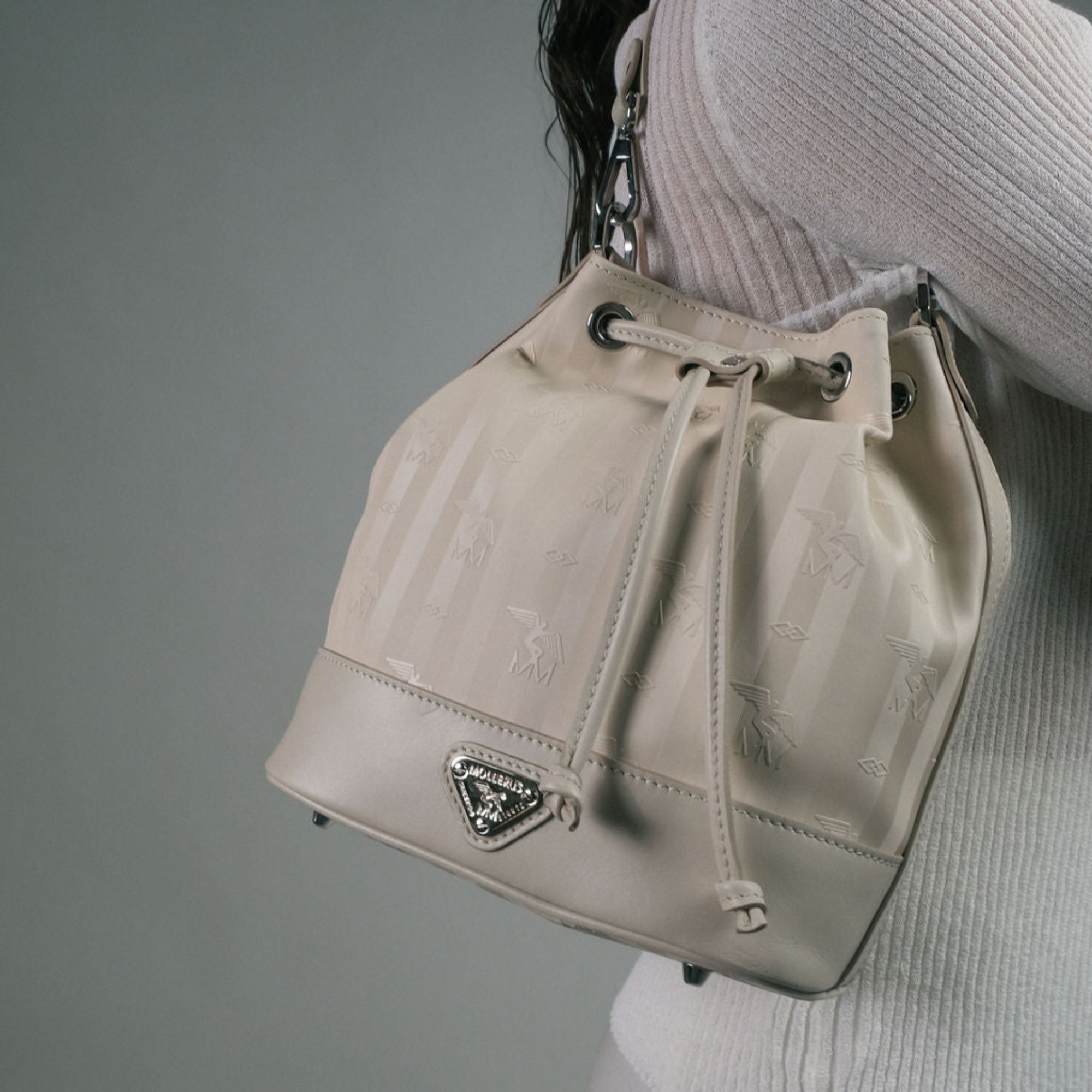 SION | Beuteltasche pearl weiss/silber - on body