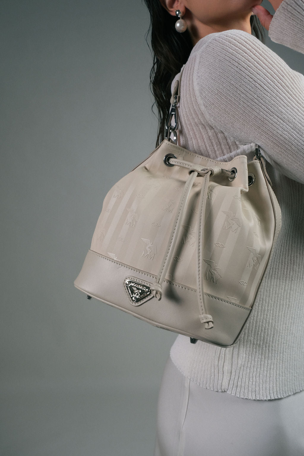 SION | Beuteltasche pearl weiss/silber - on body