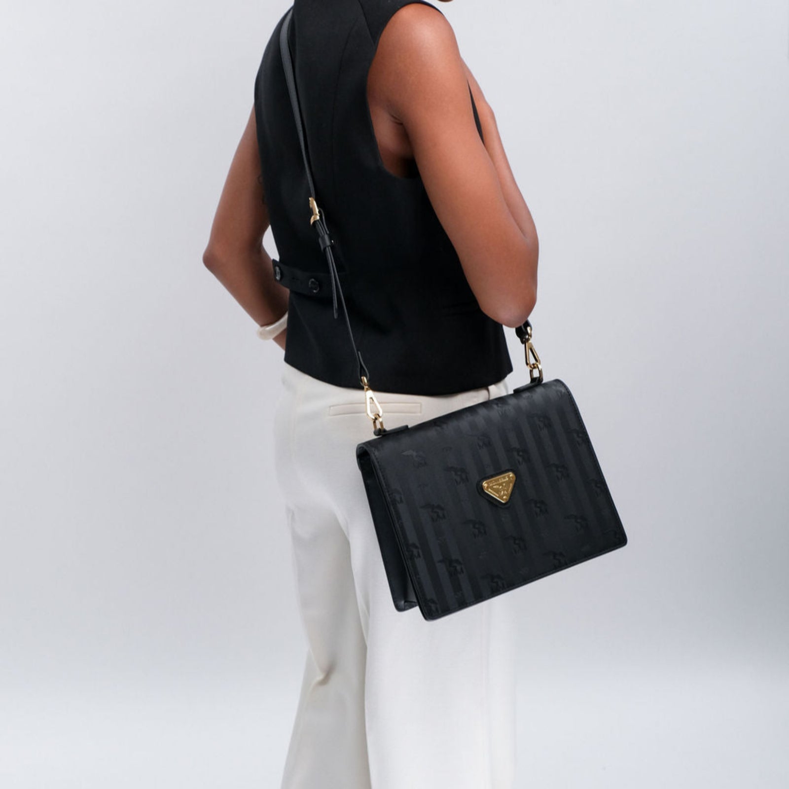 WIL | Umhängetasche classic schwarz/gold - frontal
