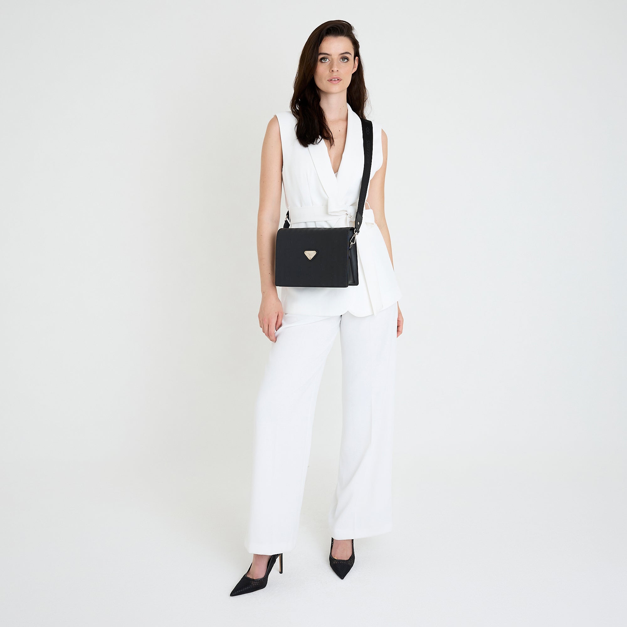 WIL | Umhängetasche classic schwarz/silber - FULL BODY