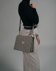 WIL | Umhängetasche taupe grau/gold - on body