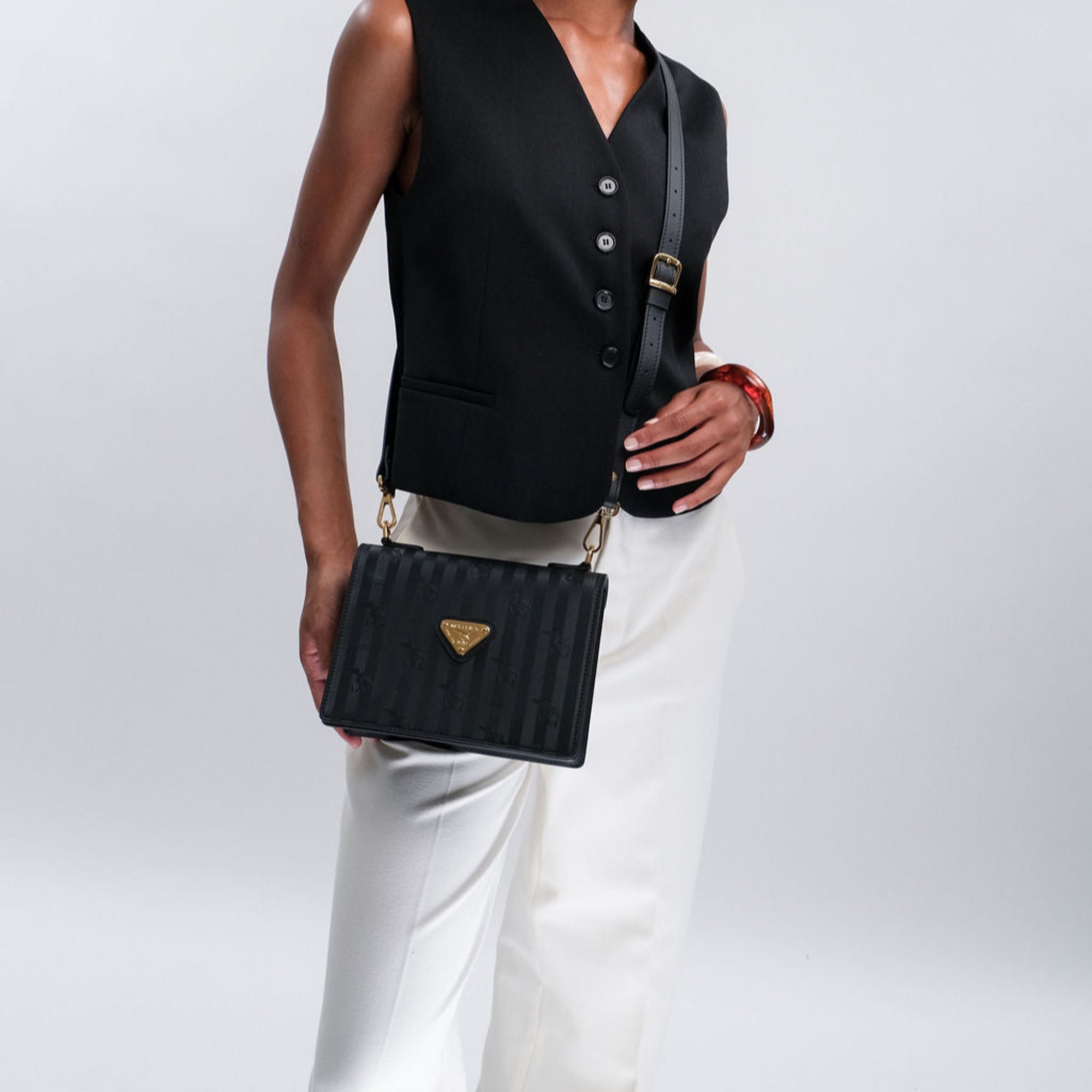 MELIDE | Umhängetasche classic schwarz/gold - ON BODY