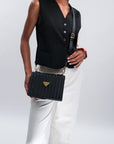 MELIDE | Umhängetasche classic schwarz/gold - ON BODY