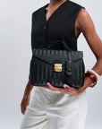 MARLY | Umhängetasche classic schwarz/gold - on body