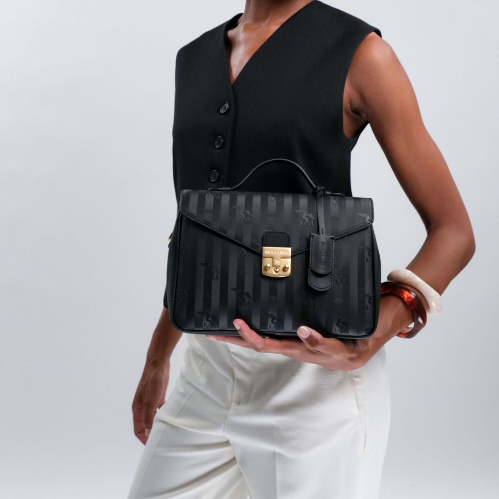 MARLY | Umhängetasche classic schwarz/gold - frontal