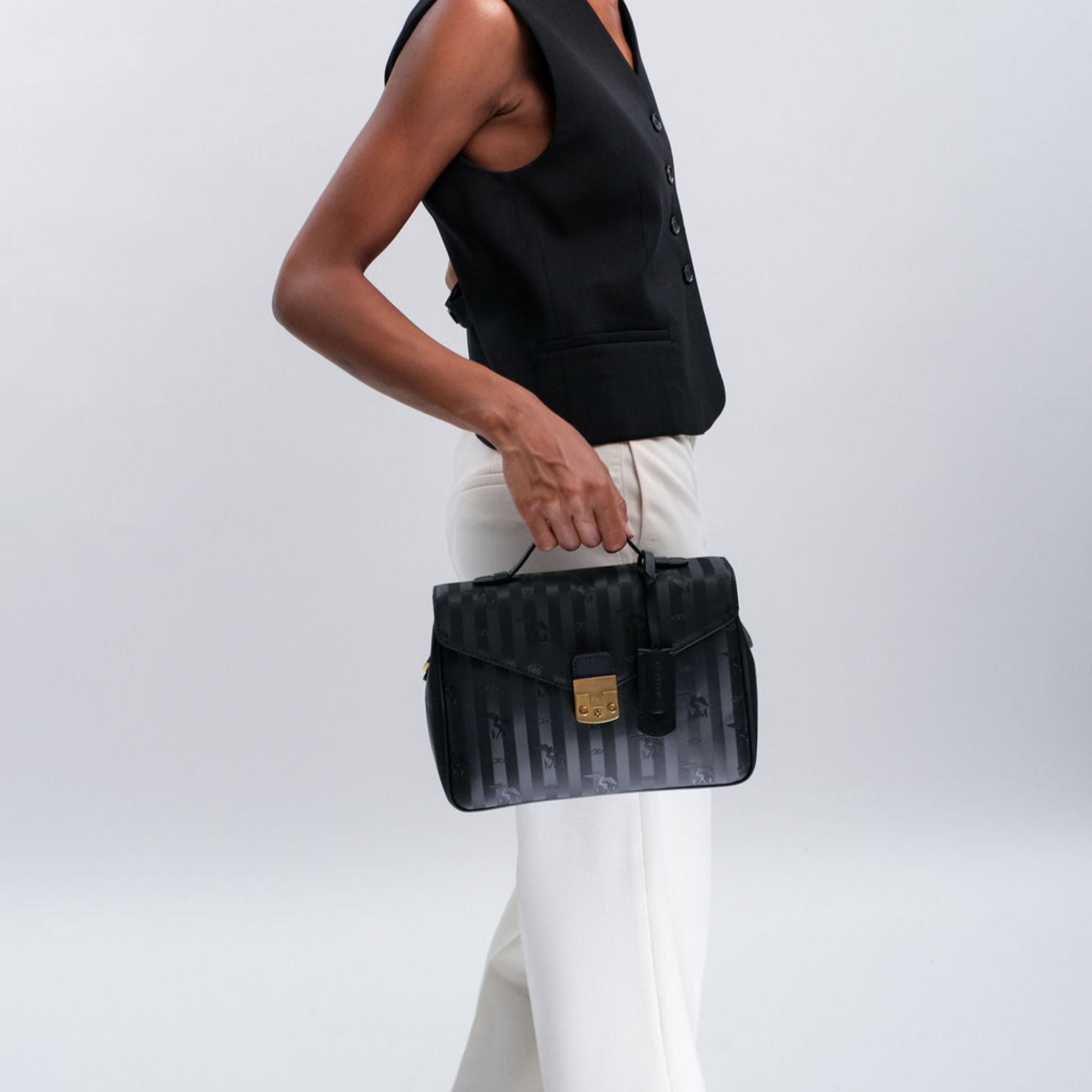 MARLY | Umhängetasche classic schwarz/gold - on body