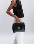 MARLY | Umhängetasche classic schwarz/gold - on body