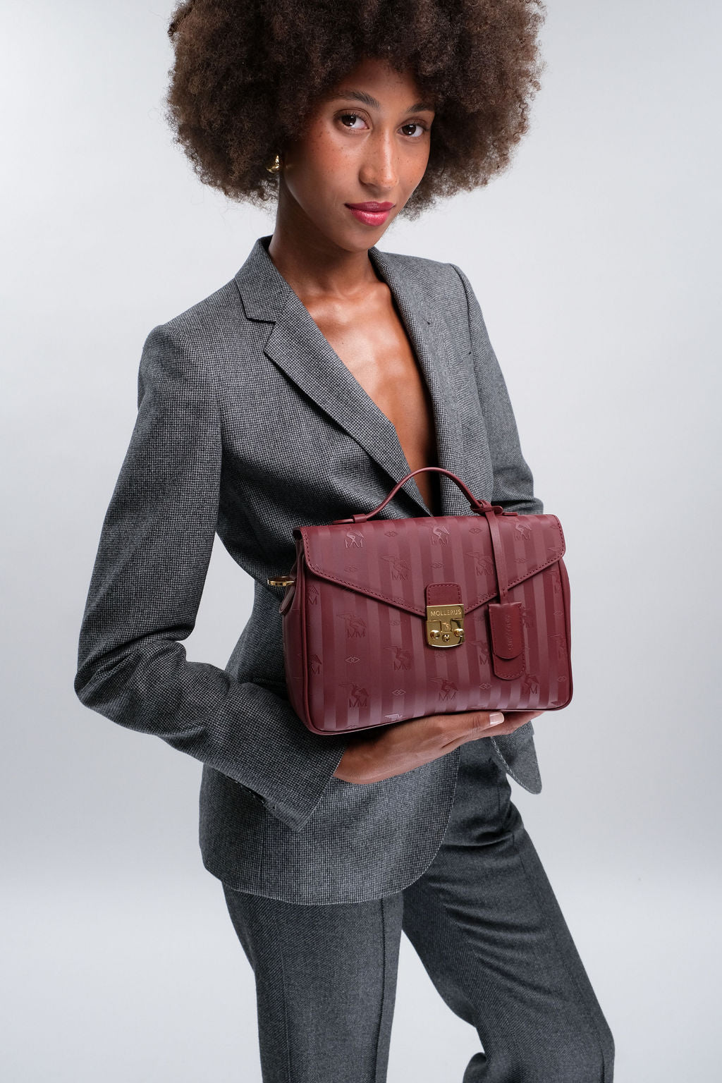 MARLY | Umhängetasche antique rot/gold - ON BODY