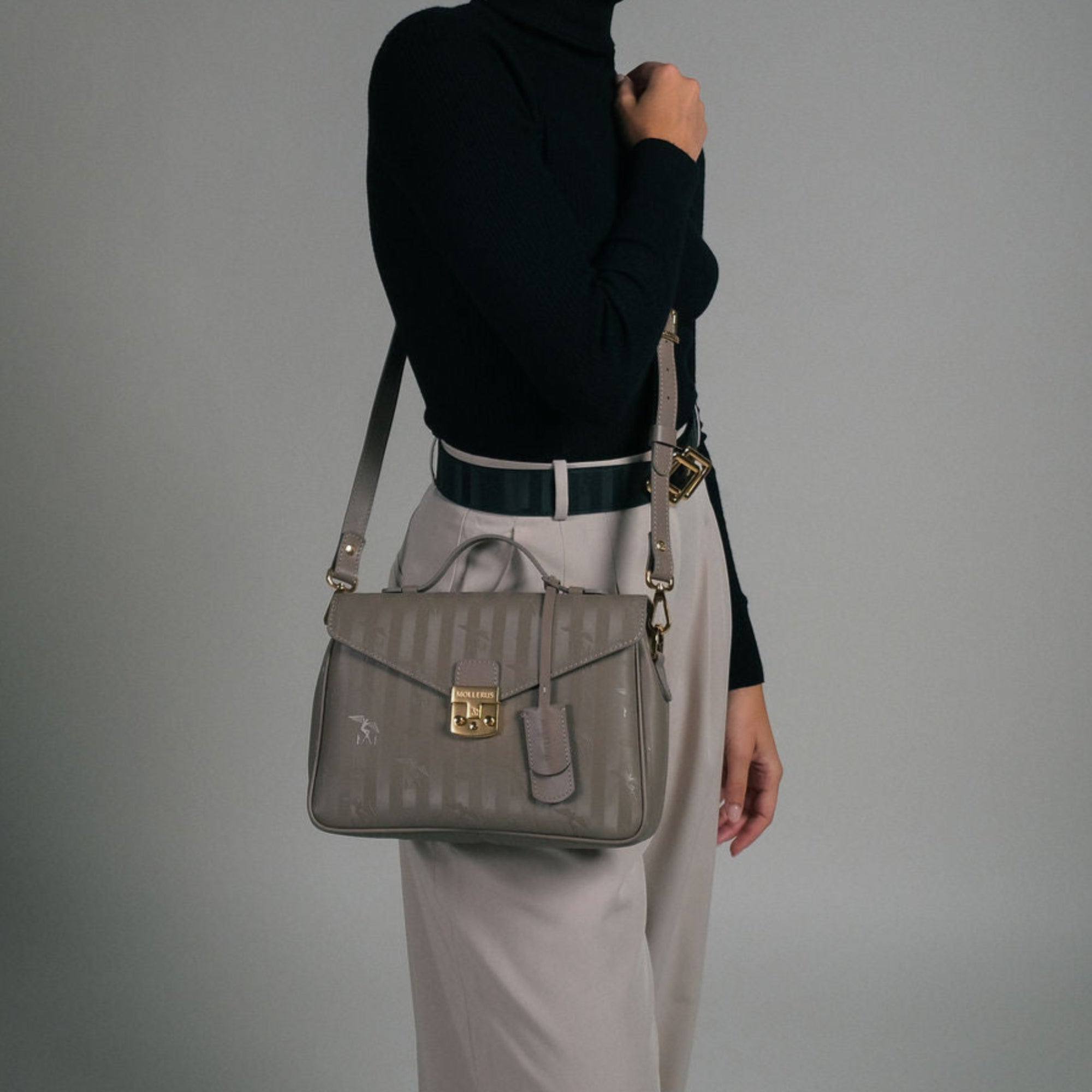 MARLY | Umhängetasche taupe grau/gold - on body