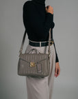 MARLY | Umhängetasche taupe grau/gold - on body