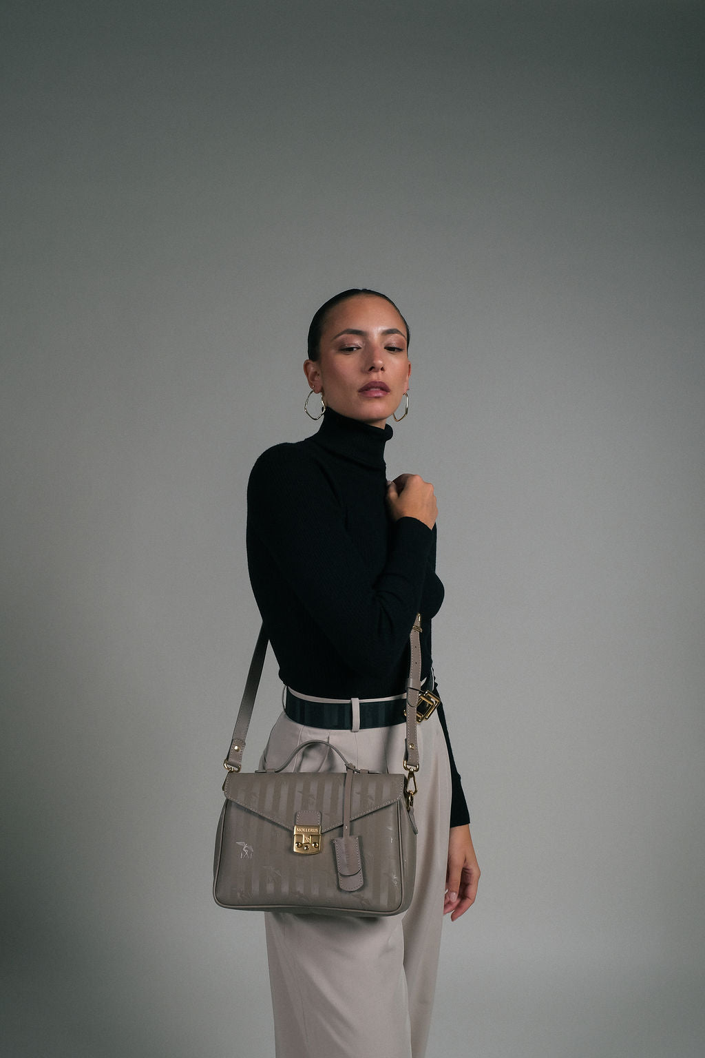 MARLY | Umhängetasche taupe grau/gold - on body