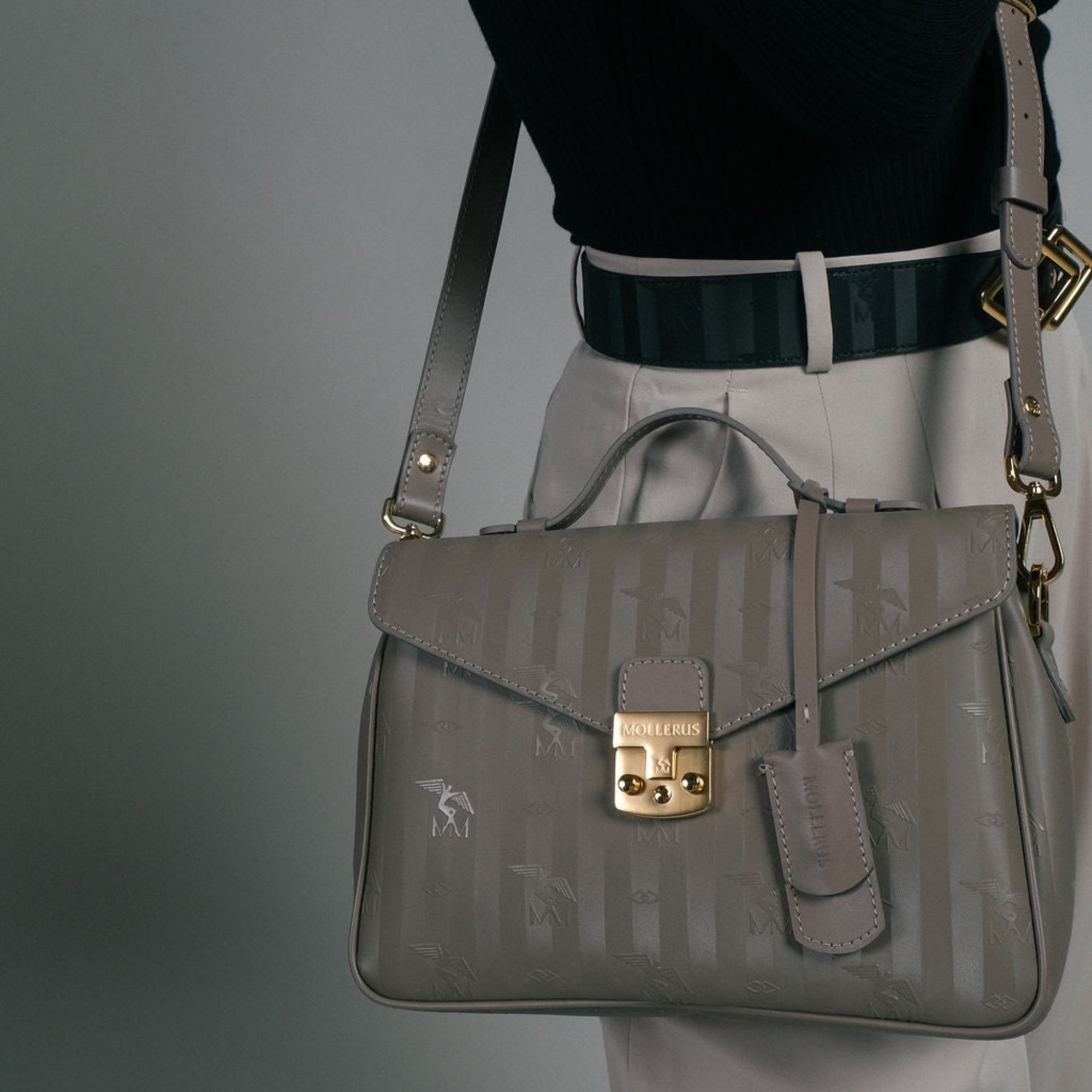 MARLY | Umhängetasche taupe grau/gold - on body