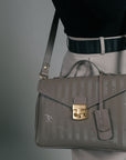MARLY | Umhängetasche taupe grau/gold - on body