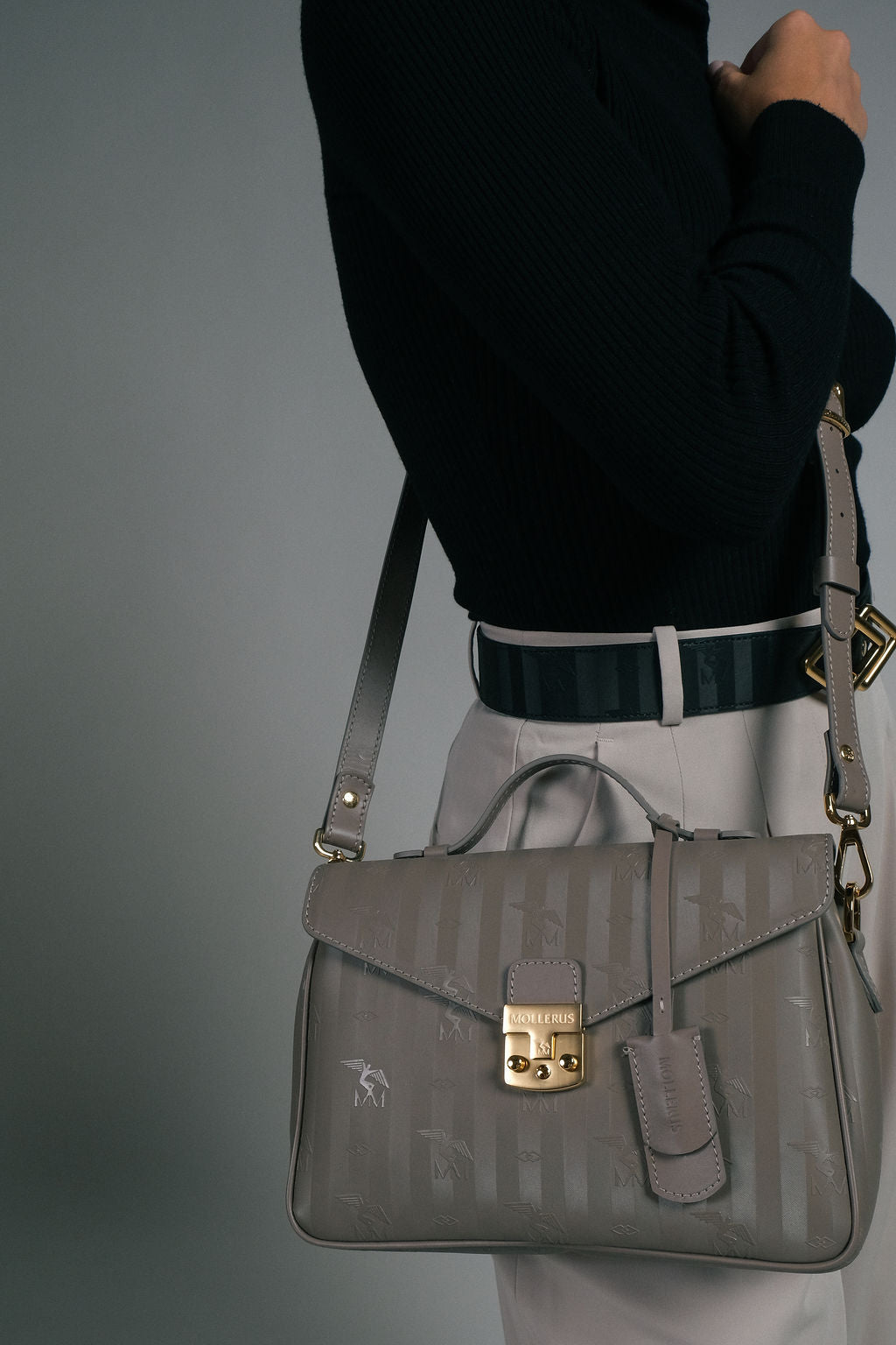 MARLY | Umhängetasche taupe grau/gold - on body