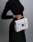 MARLY | Umhängetasche snow white/silber - on body