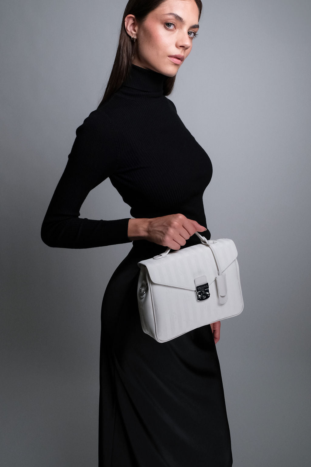 MARLY | Umhängetasche snow white/silber - on body