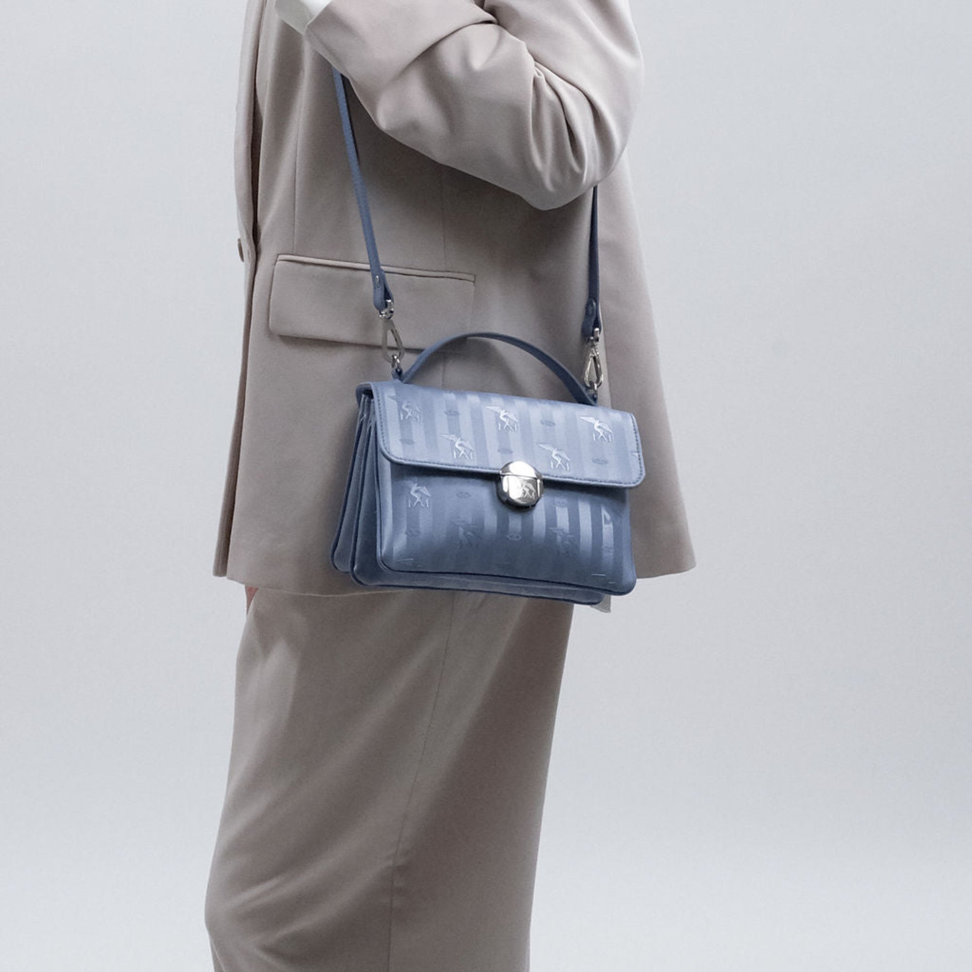 SIGNAU | Umhängetasche metallic silber/sky - onbody