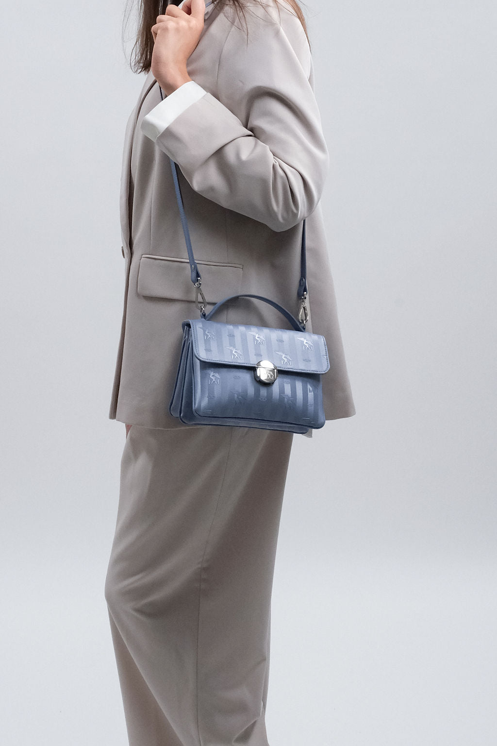 SIGNAU | Umhängetasche metallic silber/sky - onbody