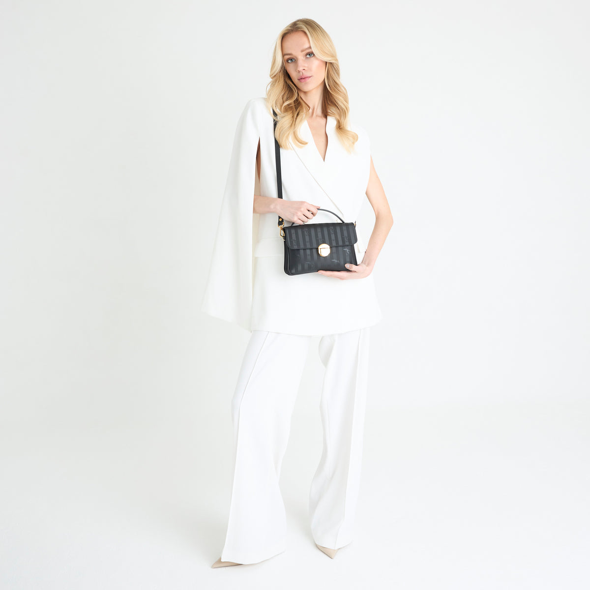 SIGNAU | Umhängetasche classic schwarz/gold - full body