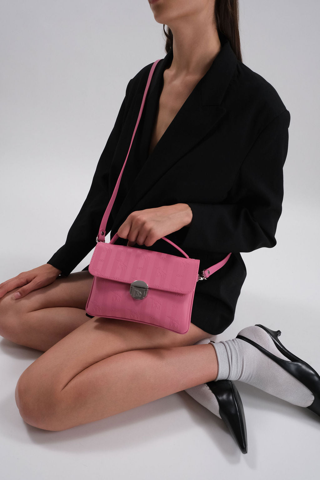SIGNAU | Umhängetasche bubble pink/silber - on body