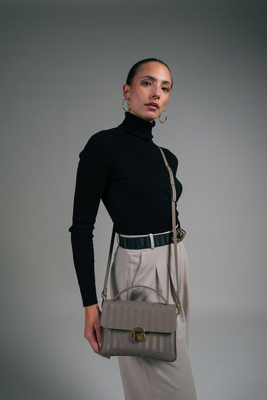 SIGNAU | Umhängetasche taupe grau/gold - frontal
