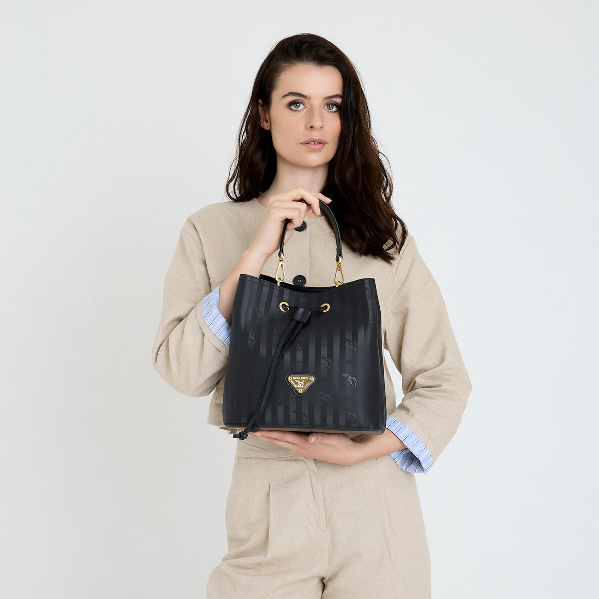 GRABS | Beuteltasche classic schwarz/gold - ON BODY