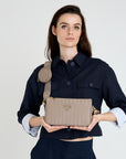 ZELL | Umhängetasche taupe grau/gold - ON BODY