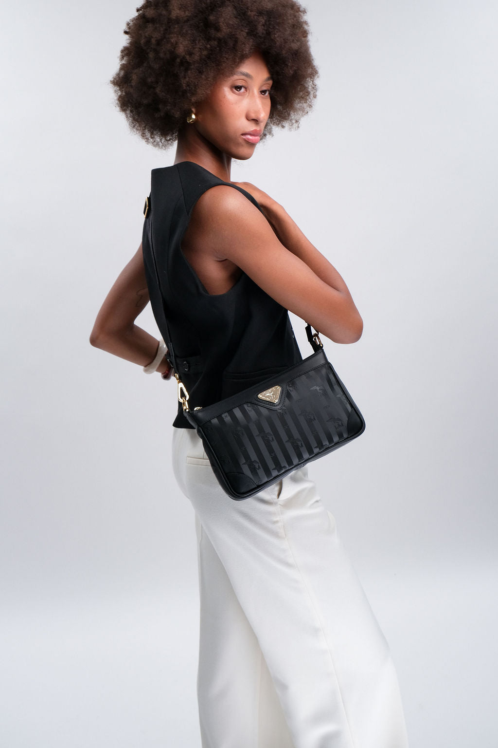 FLUMS | Umhängetasche classic schwarz/gold - frontal